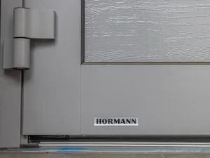De NT80-2 biedt flexibiliteit door de mogelijkheid om één of... De NT80-2 biedt flexibiliteit door de mogelijkheid om één of beide deurvleugels te openen. Dit is ideaal voor garages die niet alleen voor voertuigen worden gebruikt, maar ook als opslagruimte of...