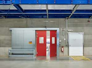 Elintarviketeollisuudessa ja -logistiikassa edellytetään korkeita hygieniastandardeja. Hörmann PE-heiluriovet eivät ainoastaan täytä näitä vaatimuksia, vaan vakuuttavat myös erittäin pitkällä...