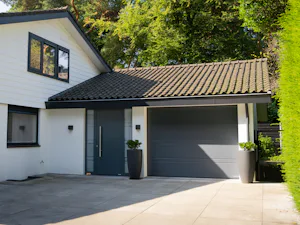 Designopties Antracietkleurige Sectionaaldeur van Hörmann