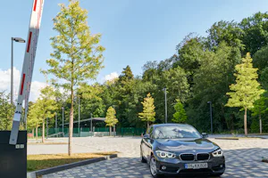 Vår automatisk bom SH 600 overbeviser med sin robuste... Vår automatisk bom SH 600 overbeviser med sin robuste konstruksjon. Med 1600 sykluser per dag og en åpnings- og lukketid på under 8 sekunder egner seg denne modellen til områder med mange passeringer....
