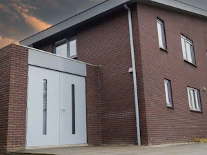 Dankzij de brede doorgang stapt u moeiteloos in en uit. Deze... Grijze openslaande garagedeur met verticale ramen | Hörmann