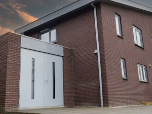 Dankzij de brede doorgang stapt u moeiteloos in en uit. Deze... Grijze openslaande garagedeur met verticale ramen | Hörmann