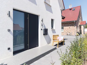 Voordeuren die veiligheid uitstralen De aluminium voordeuren van Hörmann, zoals de ThermoSafe, ThermoSafe Hybrid en ThermoPlan Hybrid, bieden u:
• RC3-veiligheidsuitvoering standaard (optioneel RC4)
• Verborgen scharnieren en...