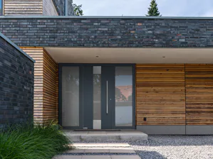 Voordeuren die veiligheid uitstralen De aluminium voordeuren van Hörmann, zoals de ThermoSafe, ThermoSafe Hybrid en ThermoPlan Hybrid, bieden u:
• RC3-veiligheidsuitvoering standaard (optioneel RC4)
• Verborgen scharnieren en...