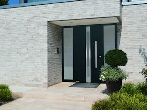 ThermoSafe Hybrid Zwartkleurige geïsoleerde voordeur van Hörmann