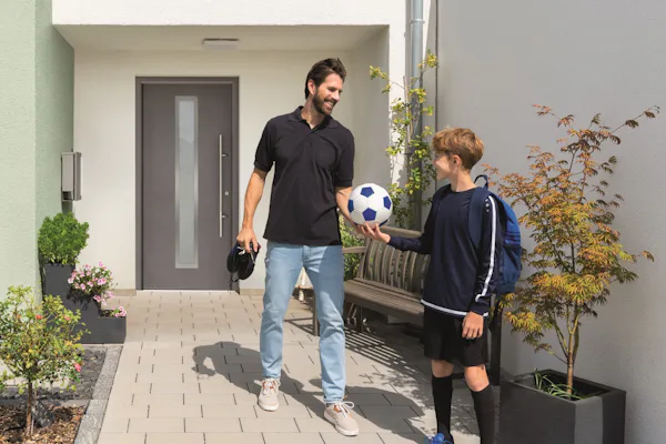 Deux approches, une même tendance : se démarquer ou tout harmoniser Cette année, deux grandes tendances se dessinent clairement pour les façades.
H3 1. Une façade qui attire le regard
Selon cette tendance, la porte d’entrée ou la porte de garage peut devenir...