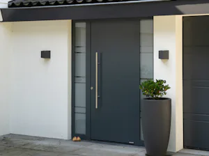 Thermosafe Antracietkleurige moderne voordeur met strepen | Hörmann
