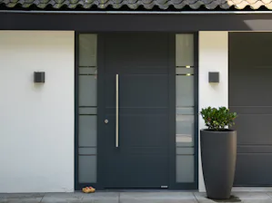 Thermo65 Antracietkleurige geïsoleerde voordeur van Hörmann