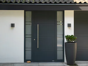 Voordeuren die veiligheid uitstralen De aluminium voordeuren van Hörmann, zoals de ThermoSafe, ThermoSafe Hybrid en ThermoPlan Hybrid, bieden u:
• RC3-veiligheidsuitvoering standaard (optioneel RC4)
• Verborgen scharnieren en...