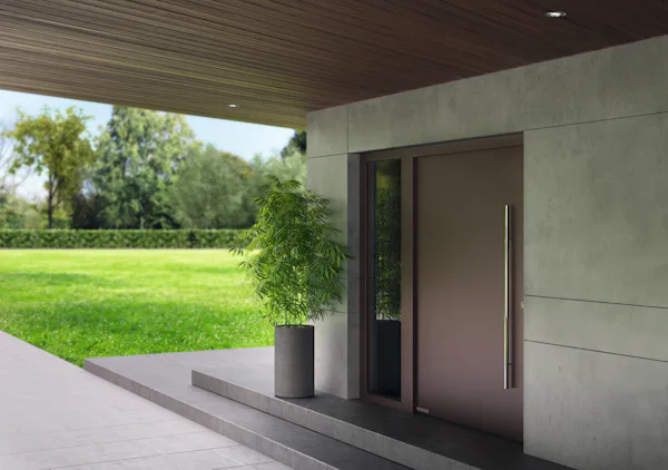 ThermoSafe voordeur | Hörmann Moderne voordeur in een luxe woning met strakke architectuur, een minimalistisch design en een matte afwerking, omgeven door groen en een stijlvolle betonnen entree. Deze voordeur draagt bij aan de verhoging van de woningwaarde.