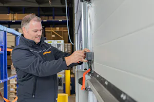 Op basis van praktijkervaring adviseren onze... Serviceadviseur van Hörmann voert een inspectie uit.