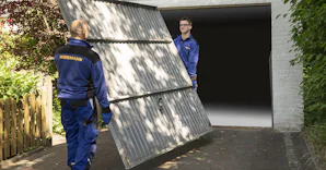 Hörmann zet voor jou de puntjes op de Ö bij de herstelling van jouw garagepoort Zit je met een plots defect en heb je snel een nieuwe garagepoort nodig? Dan kan je terecht bij één van onze 45 verdelers. Onze specialisten staan jou met raad en daad bij om de juiste poort te vinden...