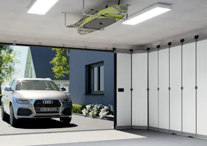 Zijdelingse sectionaaldeur | Hörmann Binnenaanzicht van een Hörmann garagedeur met afstandsbediening, deels geopend met Audi SUV voor de garage.