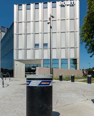 Kjøretøysperrer fra Hörmann skal bidra til sikkerhet for... Kjøretøysperrer fra Hörmann skal bidra til sikkerhet for publikum i Agder politidistrikts nye hovedkvarter i Kristiansand.
– Vi er stolte over å ha fått leveransen av fysisk sikring av...