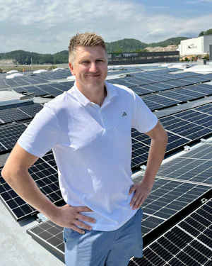 Med dette flotte solcelleanlegget på taket til Hörmann i Søgne, lover servicesjef Sondre Fuglestveit i Hörmann at det ikke blir mangel på strøm i kontaktene framover. Kall det gjerne en solskinnshistorie. For i et normalår vil det nye solcelleanlegget på taket av industribygget i Søgne i tillegg levere minst 150 000 kWh med strøm som kan selges på det åpne...