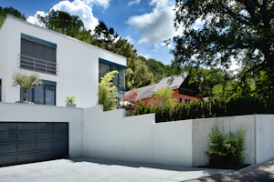Anthracite et noir : modernes et plus subtils L’anthracite et le noir restent des références dans l’architecture contemporaine. Là où ces couleurs pouvaient autrefois sembler très dominantes, l’approche devient aujourd’hui plus nuancée.
Les...