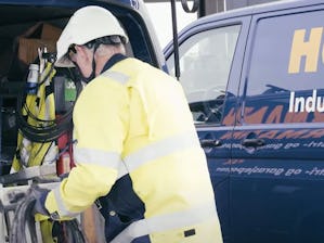 For at du skal føle deg trygg og redusere risikoen for... For at du skal føle deg trygg og redusere risikoen for driftsavbrudd anbefaler vi at du tegner en serviceavtale med oss. Serviceavtalen fra Hörmann dekker Arbeidstilsynets krav om regelmessig...