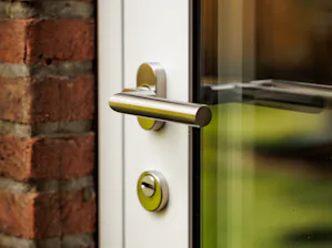 Stijlopties De TopComfort TC80-1 is leverbaar in alle RAL-kleuren en kan dus exact worden afgestemd op uw woning.
In deze situatie ziet u de variant: verkeerswit (RAL 9016) met witte scharnieren en RVS...