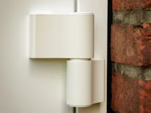 Stijlopties De TopComfort TC80-1 is leverbaar in alle RAL-kleuren en kan dus exact worden afgestemd op uw woning.
In deze situatie ziet u de variant: verkeerswit (RAL 9016) met witte scharnieren en RVS...