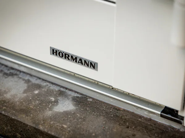 Close-up logo Hörmann achterdeur