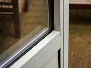 Stijlopties De TopComfort TC80-1 is leverbaar in alle RAL-kleuren en kan dus exact worden afgestemd op uw woning.
In deze situatie ziet u de variant: verkeerswit (RAL 9016) met witte scharnieren en RVS...