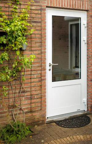 De voordelen van de Hörmann achterdeur TopComfort TC80-1 Achterdeur met glas van Hörmann in de kleur wit.