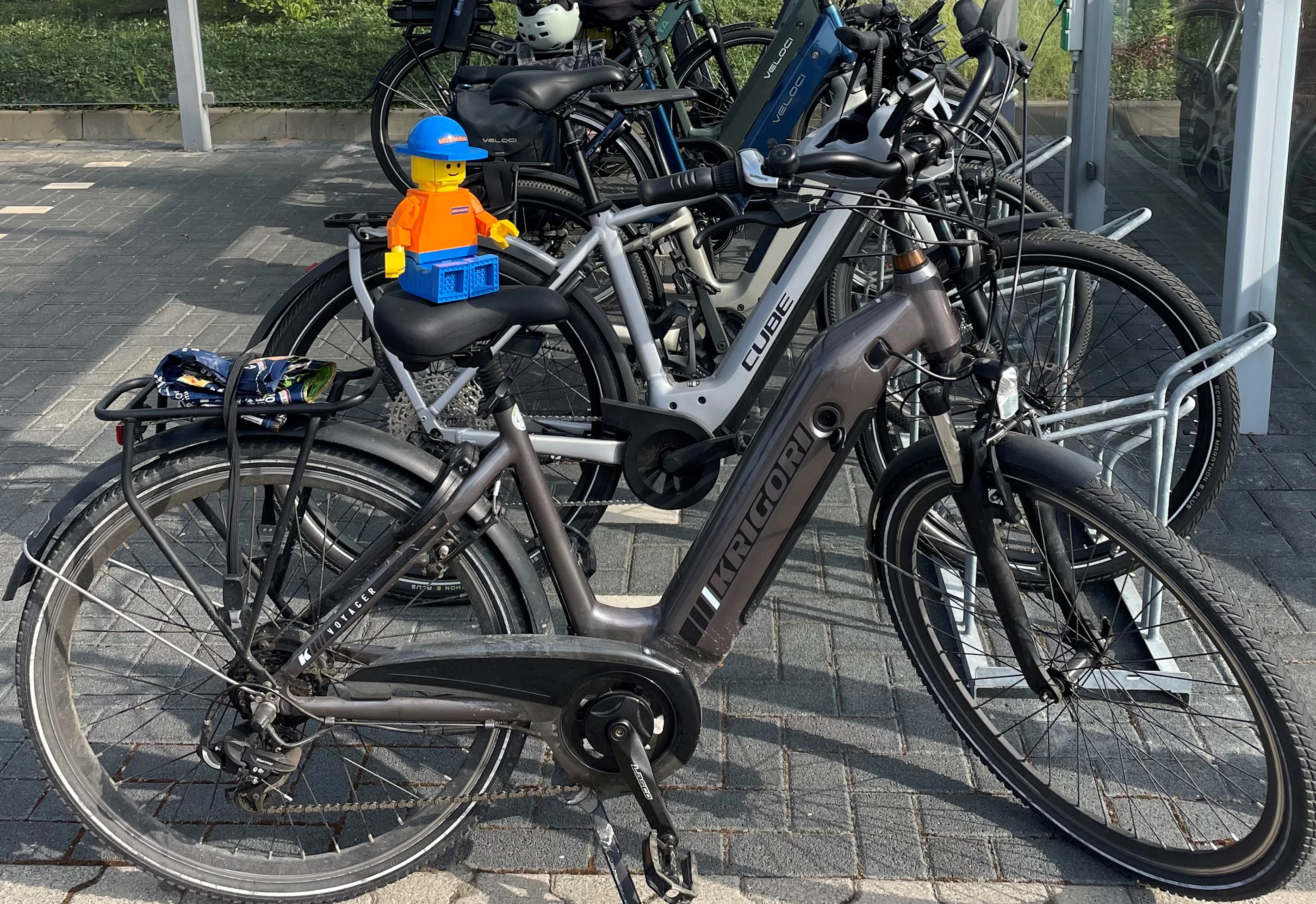 Nous encourageons toujours nos collègues à venir au travail... Nous encourageons toujours nos collègues à venir au travail à vélo. Vous avez un vélo électrique ? Assurez-vous de le recharger avant de rentrer chez vous.