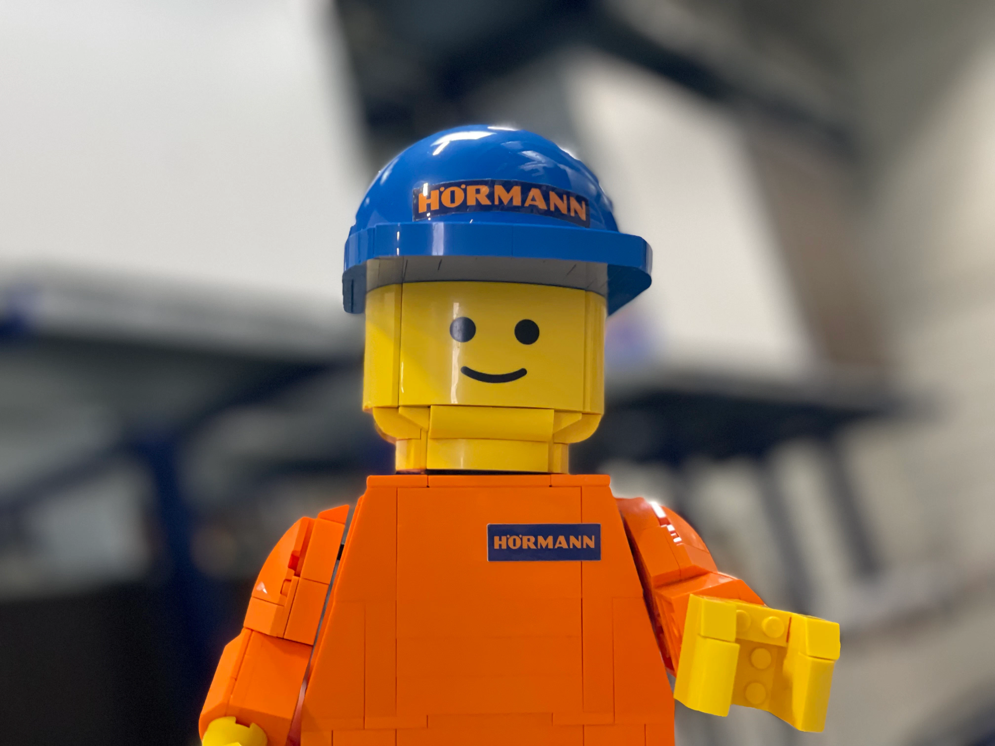 La mascotte Philippe est plus qu'un simple personnage. Elle est un souvenir chaleureux de notre collègue Philippe Wolters, technicien de service chez Hörmann Belgium, décédé de manière inattendue début 2024. Afin de le garder un peu parmi nous, nous avons donné son nom à notre mascotte.
À travers Mascotte Philippe, nous voulons non seulement perpétuer son nom, mais aussi donner à tout le monde, au sein et en dehors de la famille Hörmann Belgium, un aperçu des coulisses de notre entreprise.
Suivez ses aventures et découvrez comment nous travaillons réellement.
Vous souhaitez en savoir plus sur Mascotte Philippe et ses aventures ?Cliquez vite sur le lien ci-dessous.