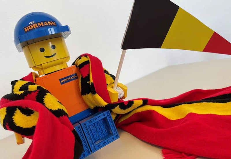 Vous pouvez toujours demander à vos collègues que l'ambiance... Vous pouvez toujours demander à vos collègues que l'ambiance soit bonne chez nous. Pour continuer à l'améliorer, notre association du personnel s'engage à 100 % dans l'organisation d'activités...