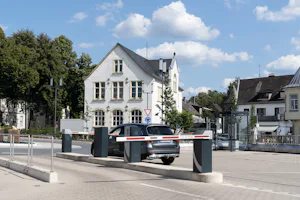 Faut-il un permis d’urbanisme ? Lorsque la barrière est installée à proximité immédiate de la voie publique ou qu’elle influence la circulation locale, un permis d’urbanisme est souvent requis en Wallonie. Les règles varient...