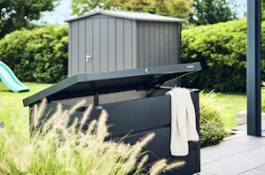 Sie suchen nach einer praktischen Stauraumlösung für z. B.... Sie suchen nach einer praktischen Stauraumlösung für z. B. Kissen, Spielsachen sowie Garten- und Terrassenutensilien? Dann sind unsere Gartenboxen aus Metall genau das Richtige für Sie. Eine...