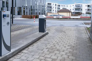 Mitarbeiterparkplätze, Hotelparkplätze, Parkplätze für... Mitarbeiterparkplätze, Hotelparkplätze, Parkplätze für Wohnanlagen – Schranken können vielfältig eingesetzt werden. In Kombination mit dem passenden Kontrollgerät inkl. einfacher Bedienelemente oder...