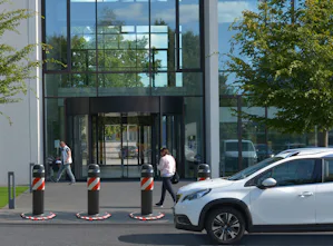 Mobile OktaBlocks sichern einen Zugang zuverlässig ab. Ideal für die Absicherung von Veranstaltungen sind mobile Fahrzeugsperren. So lässt sich das Eindringen von Fahrzeugen in einen geschützten Raum verhindern. Die zertifizierten mobilen OktaBlocks...