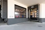 SPU F42 in Kombination mit Vorsatzschleuse zum effizienten Be- und Entladen von LKWs Nebst der erwähnten Schlupftür ist auch die ansichtsgleiche Nebentür eine elegante, sinnvolle Lösung. Für erhöhten Einbruchschutz bieten wir Tore mit geprüfter RC2-Zusatzausstattung. Unzählige...