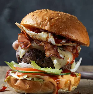 Hier zeigen wir dir, wie du das perfekte Burger-Patty... Hier zeigen wir dir, wie du das perfekte Burger-Patty zubereitest. Du kannst deinen Burger gerne nach Lust und Laune mit beliebigen Zutaten wie Salat, Gurken, Tomaten, einem Spiegelei oder etwas Speck...