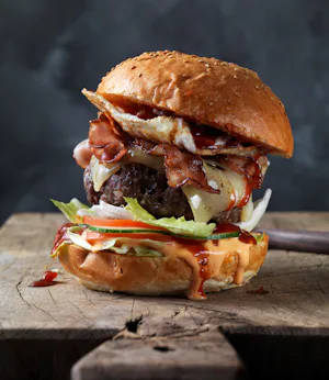 Du kannst deinen Burger gerne nach Lust und Laune mit... Du kannst deinen Burger gerne nach Lust und Laune mit beliebigen Zutaten wie Salat, Gurken, Tomaten, einem Spiegelei oder etwas Speck ergänzen.
Das Rezept ergibt 4 Portionen.
Zutaten:
800 g ...