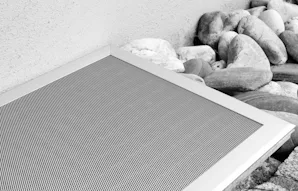 Couvercle de saut-de-loup Des profilés en aluminium anodisé associés à un treillis métallique hautement résistant, à mailles fines et favorisant le passage de la lumière maintiennent votre saut-de-loup propre, sans insectes,...