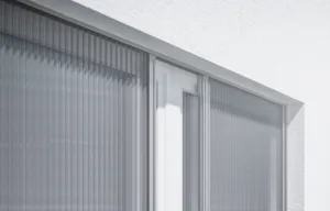 Moustiquaire - Porte plissée Les portes plissées et coulissantes ne pivotent pas, mais se replient en accordéon. Une fois ouvertes, les grilles disparaissent entièrement dans le cadre latéral, à l'abri des intempéries. Grâce à ce...