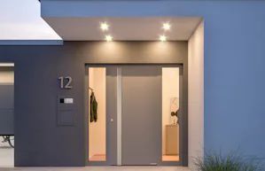 Haustüren | ThermoCarbon Die ThermoCarbon Haustür definiert das technisch Machbare neu. Mit einem UD-Wert von bis zu 0,47 W/(m²·K) erfüllt sie die Anforderungen von Passivhäusern. Möglich wird dies durch das...