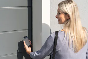 Garagentore & Smart Home Moderne Garagentore erfüllen heute deutlich mehr Funktionen als nur das Öffnen und Schliessen. Integrieren Sie Ihr Hörmann Tor direkt in Ihr Smart Home System. Mit der BlueSecur App steuern Sie Tor...