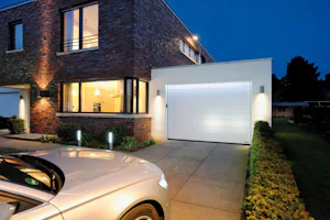 Variante 1 :
La surface Silkgrain ultra-lisse confère aux... Variante 1 :
La surface Silkgrain ultra-lisse confère aux portes un superbe aspect élégant et se prête donc parfaitement à l'architecture moderne. De plus, la tôle extérieure 50% plus épaisse confère...