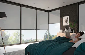 La lumière influence notre bien-être, notre concentration et... La lumière influence notre bien-être, notre concentration et l'atmosphère d'une pièce. Avec les systèmes de protection solaire haut de gamme de Hörmann, vous créez un climat intérieur qui s'adapte de...