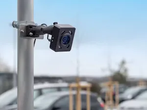 Stellen Sie sicher, dass das Kennzeichen während der Anfahrt... Stellen Sie sicher, dass das Kennzeichen während der Anfahrt durchgängig im gewünschten Erfassungsbereich möglichst horizontal sichtbar ist.Nutzen Sie die Heatmap-Funktion (Live-Ansicht), um reale...