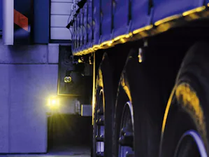 Beim Andocken wirken hohe dynamische Kräfte auf Rampe und... Beim Andocken wirken hohe dynamische Kräfte auf Rampe und Fassade. Um die Bausubstanz langfristig zu schützen, sind mechanische oder optische Schutzsysteme sinnvoll:
Anfahrpuffer aus Gummi oder PU,...