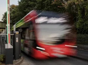 Absperrbreiten von 2 bis 6 Metern sind möglich – im... Absperrbreiten von 2 bis 6 Metern sind möglich – im Synchronbetrieb (bei zwei gegenüberstehenden Schranken) bis zu 10,2 Meter. Bitte beachten Sie bei der Standortplanung: Zubehör und Anbauten müssen...