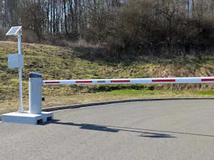 Nicht jeder Einsatzort verfügt über eine zuverlässige... Nicht jeder Einsatzort verfügt über eine zuverlässige Stromversorgung. Für abgelegene Zufahrten, temporäre Nebenwege oder Veranstaltungsflächen bieten solarbetriebene Schrankenanlagen mit Akku eine...