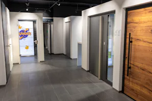 Exposition Hörmann à Oensingen SO Vous êtes également les bienvenus dans notre grande exposition de portes de garage et de portes d’entrée ainsi que dans l’exposition unique de portes industrielles à notre siège d’Oensingen, sur...