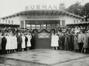 Prodotti innovativi La pietra miliare dell'azienda di oggi è stata posta negli anni '50 del secolo scorso con la produzione industriale di un nuovo tipo di portone basculante per garage: la porta basculante Berry....