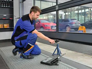 Service-Techniker bei der Arbeit