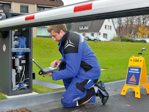 Schranken und Poller sollten regelmäßig auf Sicherheit und Funktion geprüft werden.